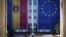 Steaguri uriașe ale Moldovei și UE pe clădirea guvernului din Chișinău, în ajunul alegerilor parlamentare din 28 septembrie 2025.