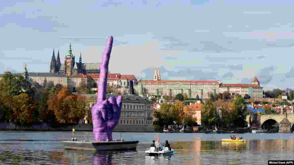 O sculptură a artistului ceh David Cerny pe Vltava, înaintea alegerilor generale, la Praga (21 octombrie).