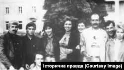 Микола Поровський з активістами товариств української мови. Архівне фото