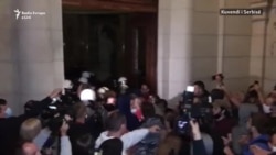 Protestuesit në Beograd sulmojnë ndërtesën e parlamentit
