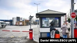 «На українсько-молдовському кордоні тимчасово не здійснюється пропуск транспортних засобів і товарів у зв’язку з виходом з ладу центральних баз даних митних органів Молдови», – повідомили в митній службі (фото архівне)