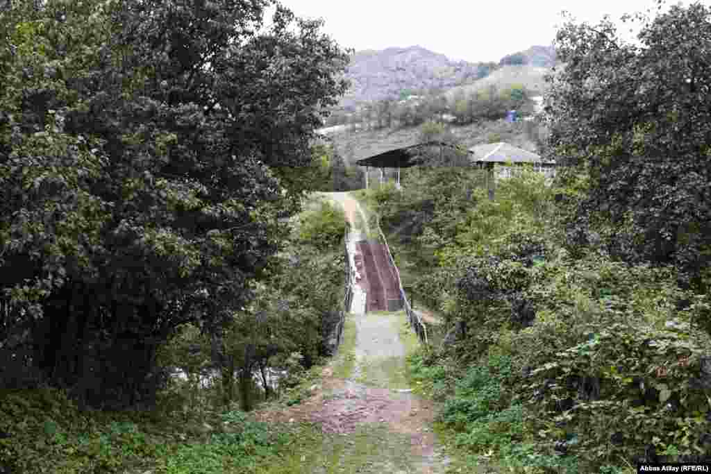 Kəndin təhlükəli körpülərindən biri.