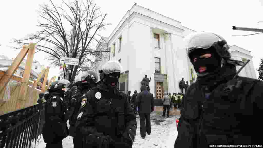 Посилений кордон поліції після сутичок