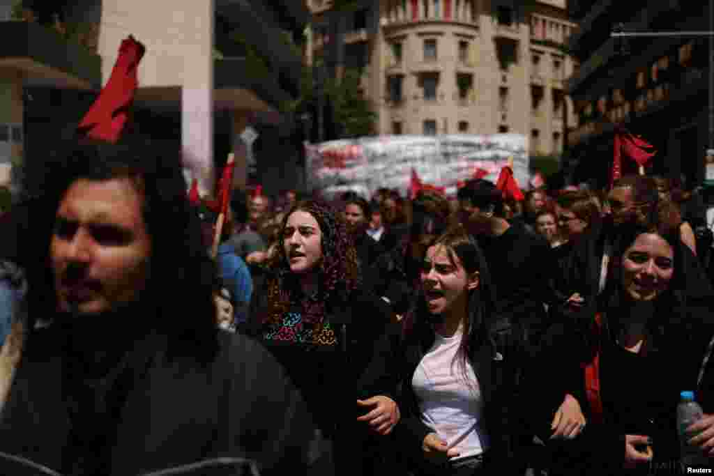 Demonstruesit duke marshuar në Athinë, Greqi.