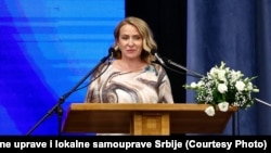 Ministarka državne uprave i lokalne samouprave u Vladi Srbije Snežana Paunović, koja je izjavila da bi 1998. "etnički očistila" Kosovo, primala je platu kao direktorka nepostojeće ustanove.