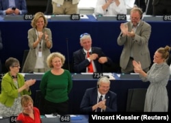 Megtapsolják Judith Sargentinit a Magyarországról szóló jelentésének elfogadása után az Európai Parlamentben 2018. szeptember 12-én