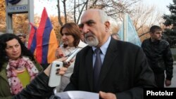 ԱԻՄ-ի բողոքի ակցիան Հայաստանի նախագահի նստավայրի մոտ, արխիվ