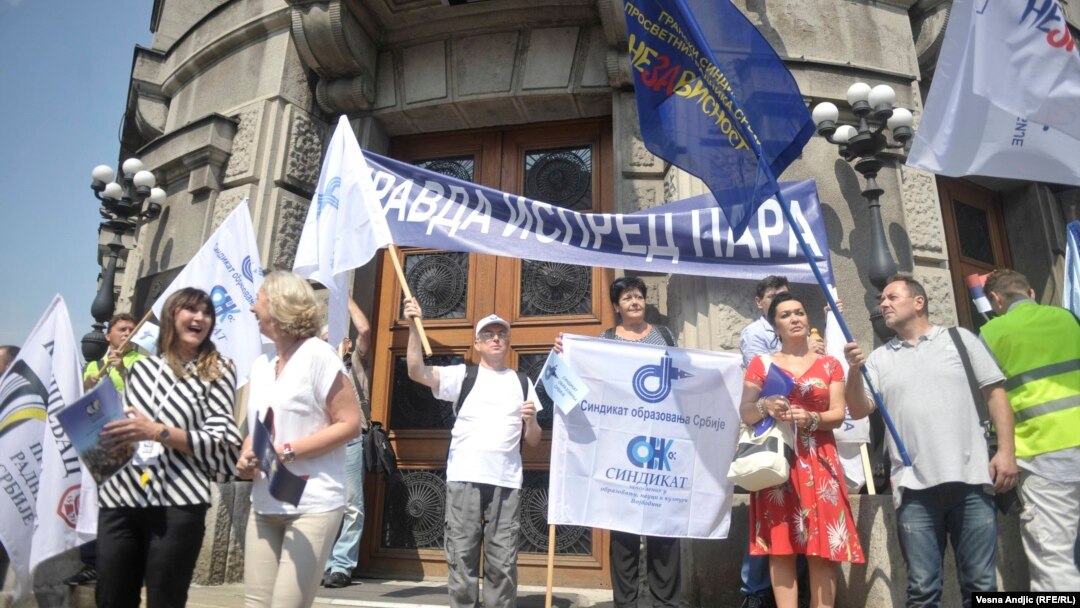 Prosvetari na protestu pred zgradom Vlade
