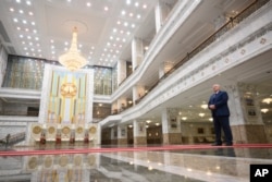 Un pic cam izolat? Lukashenko așteptând o delegație rusă condusă de președintele Vladimir Putin la Minsk, pe 6 decembrie 2024.