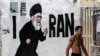 گرافیتی علی خامنه‌ای، رهبر جمهوری اسلامی، در تل آویو پس از جنگ ۱۲ روزهٔ ایران و اسرائیل