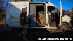 Ілюстраційне фото. Співробітник поліцейського евакуаційного підрозділу «Білі янголи» перевіряє, чи немає російських безпілотників під час евакуації цивільних з прифронтового міста Костянтинівка. Донецька область, Україна, листопад 2025 року