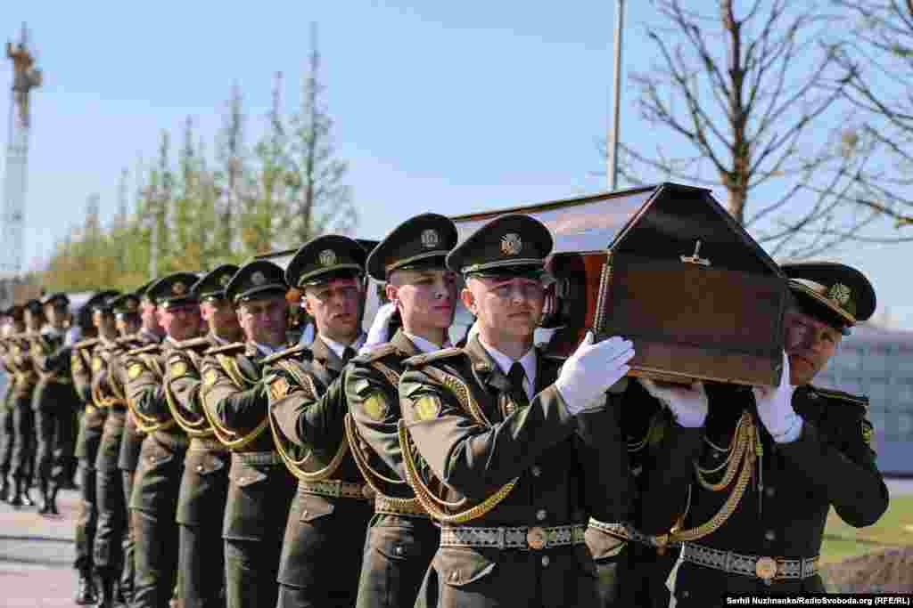 Труни урочисто проносять Алеєю Героїв Небесної сотні до місць поховання