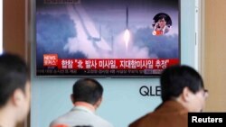 شهروندان کره جنوبی در حال تماشای اخبار مربوط به آزمایش جدید در سئول