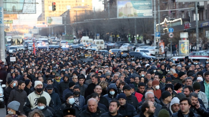 Оппозиция проводит шествие в Ереване с требованием отставки премьер-министра