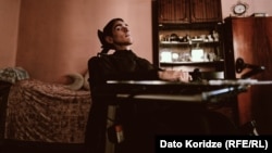 ალექსი ინტერვიუს ჩაწერის დროს ოთახში, 2026 წლის 25 აპრილი 