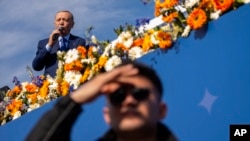 Presidenti i Turqisë, Recep Tayyip Erdogan, duke folur gjatë një tubimi zgjedhor në Stamboll më 24 mars, para zgjedhjeve komunale të së dielës në Turqi.