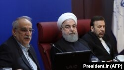 حسن روحانی در جمع مدیران وزارت اقتصاد گفته بود: همه مسئولین قابل نقد هستند و معصوم نداریم و ما در زمان حکومت معصوم هم نقد داریم.