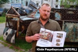 Юрій Фанигін із книгою, де є розповідь про «Фобос»