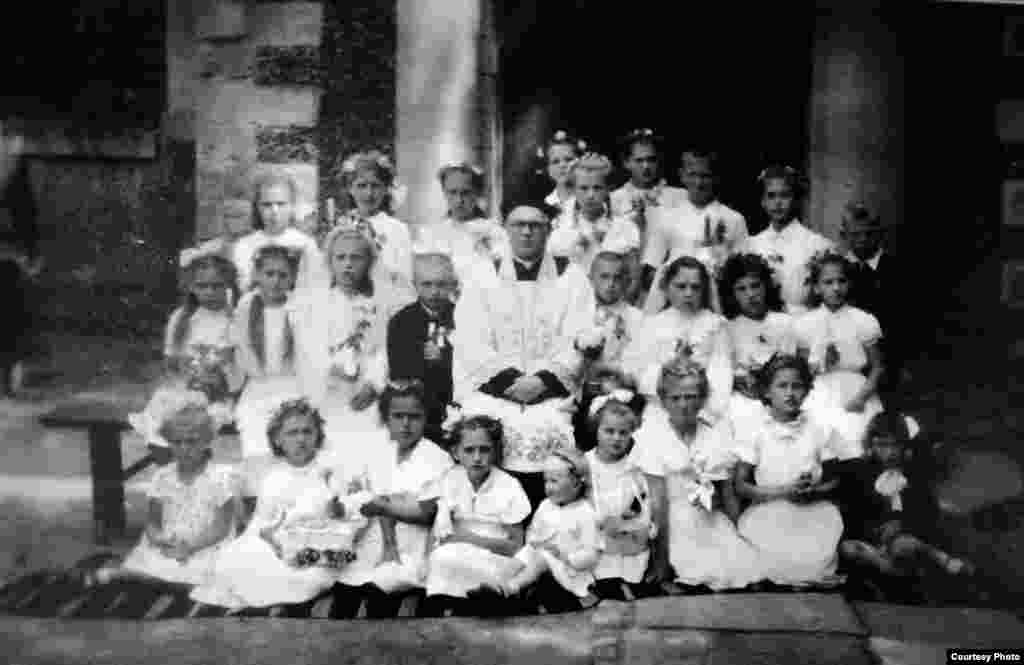 (primul rând, a treia din stânga) Ekaterina Iajgunovici la prima împărtășanie. Bălți, 1958