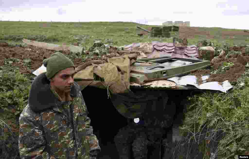 Артиллеристы армии самопровозглашенной Нагорно-Карабахской республики в районе Мардакерта, Нагорный Карабах, 4 апреля 2016