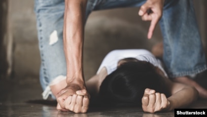 Өтіп бара жатқандардың алдында ұялмай сорады Sex Kick Бутовский видео