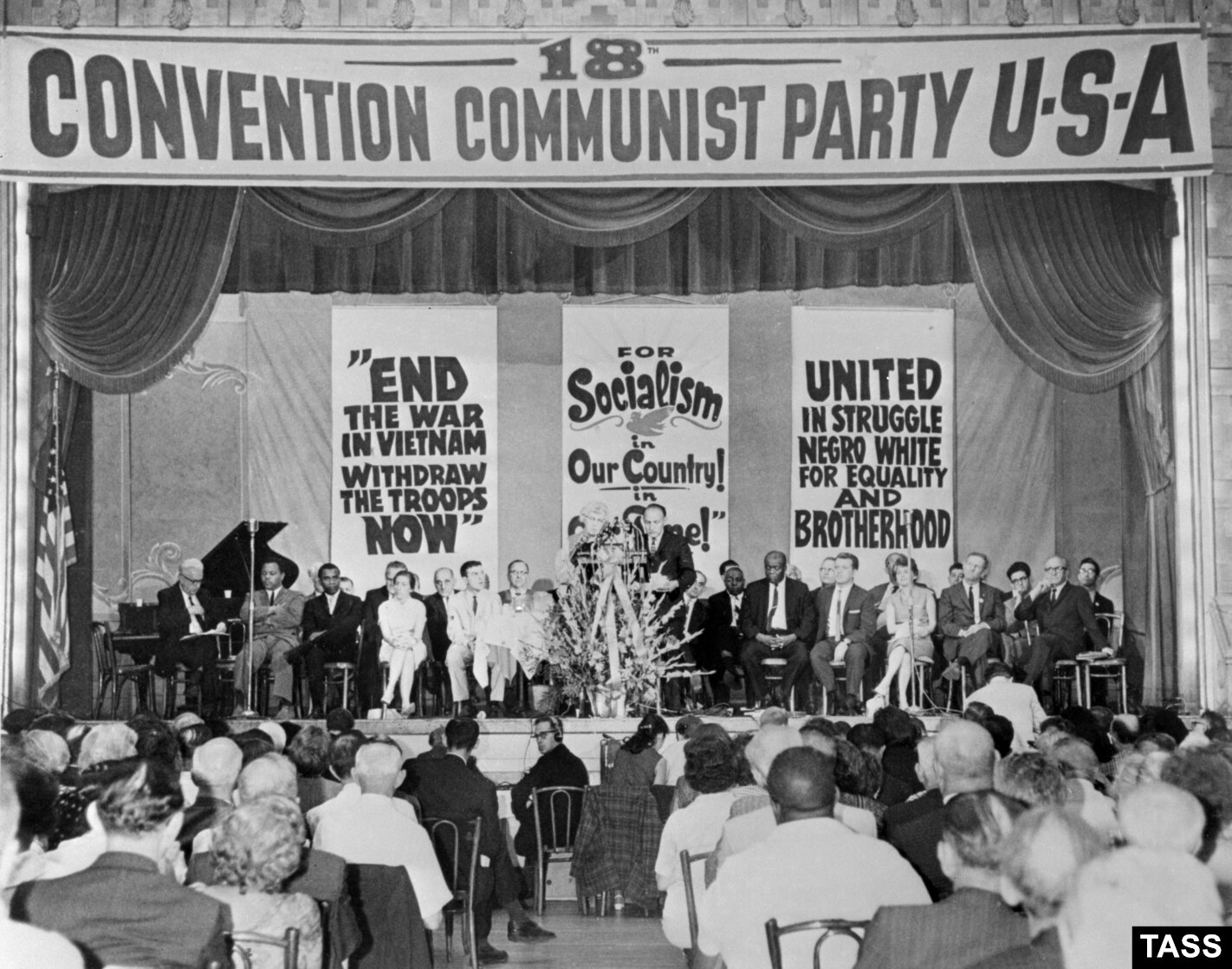 美國共產黨也是塔斯社攝影師最愛的拍攝對象之一。 1966年，該組織在這裡舉行代表大會。