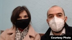 Задержанные члены "Альянса врачей" Тамерлан Гурмаев и Екатерина Мартышева