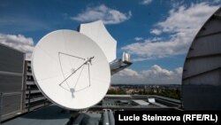 Спадарожнікавыя талеркі на даху офісу Радыё Свабода ў Празе