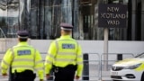 Ofițeri de poliție britanici patrulează în fața New Scotland Yard, în centrul Londrei. (fotografie de arhivă)