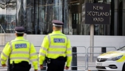 Ofițeri de poliție britanici patrulează în fața New Scotland Yard, în centrul Londrei. (fotografie de arhivă)