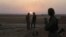 شبه‌نظامیان در اطراف تل رفعت در سال ۲۰۱۶؛ تل رفعت شهری در شمال حلب، سه سال پیش به تصرف «نیروهای دمکراتیک سوریه» درآمد.