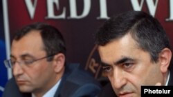 Armenia -- Armen Rustamian (R) and Artsvik Minasian, leaders of the Armenian Revolutionary Federation, at a news conference in Yerevan, 26May2009