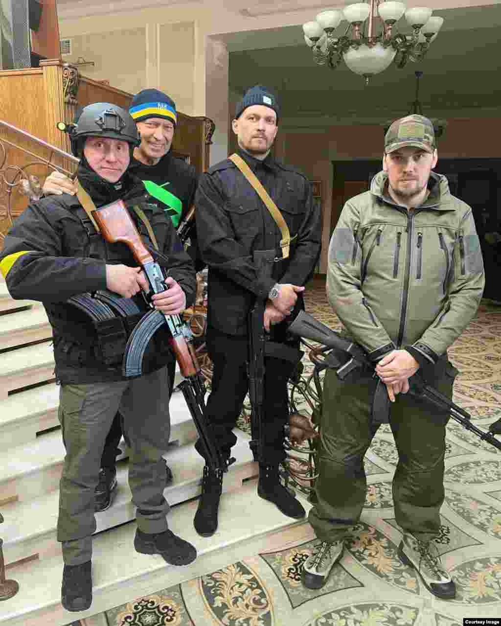 Вусік (у цэнтры справа) у першыя дні расейскага ўварваньня.У лютым 2022 году Вусік знаходзіўся ў Вялікай Брытаніі, калі яго жонка адправіла яму паведамленьне аб уварваньні Расеі ва Ўкраіну. Баксэр неадкладна вылецеў у Польшчу, а затым паехаў у Кіеў, дзе далучыўся да батальёну тэрытарыяльнай абароны.