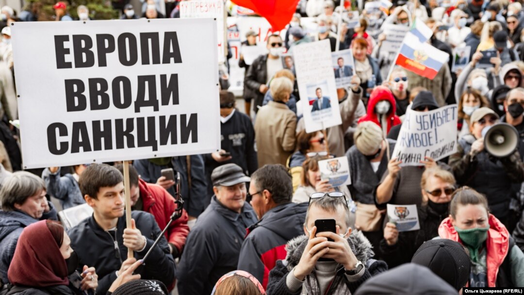 Плакат на митинге в Хабаровске