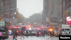 Ekipe hitne pomoći, vatrogasci i policajci na mjestu nesreće, New York