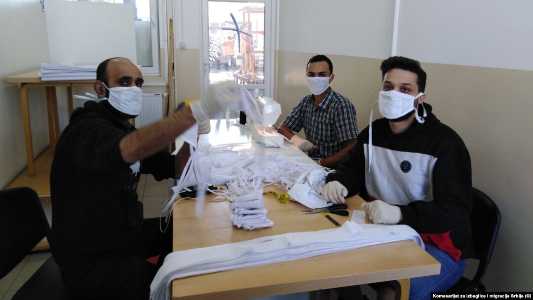 Miganti u Bujanovcu prave zaštitne maske tokom pandemije korona virusa