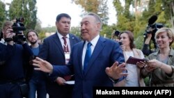 Президент Казахстана Нурсултан Назарбаев дает комментарии журналистам после встречи с российским коллегой в Сочи. 12 октября 2017 года.