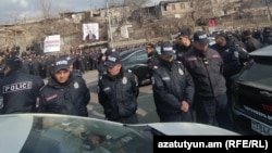 Սամվել Կարապետյանի աջակիցները և ոստիկանները Հակակոռուպցիոն դատարանի բակում, Երևան, 13-ը մարտի, 2026թ.