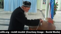 2015 йил 29 март. Ўзбекистонда президентлик сайлови, Андижон вилоятида сайловчи овоз бермоқда.