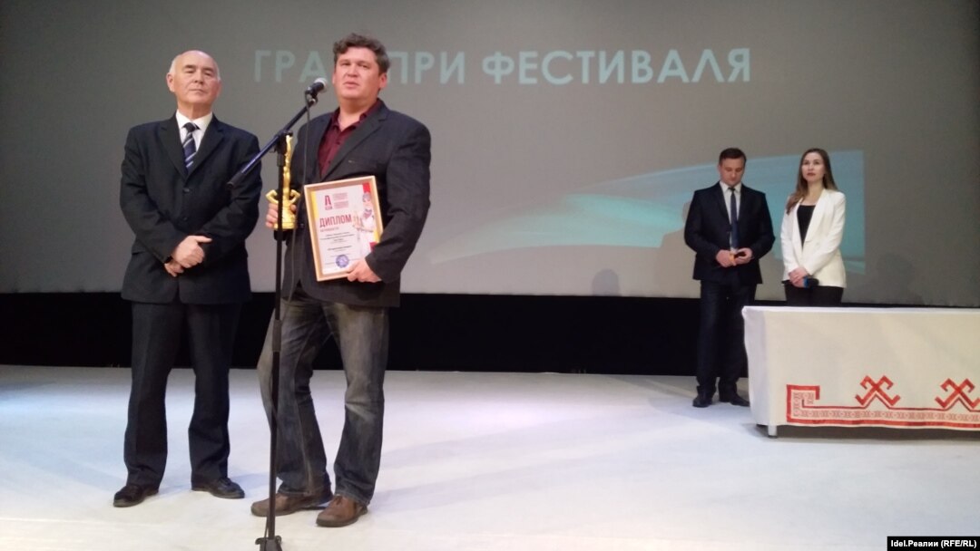 Историк Сергей Щербаков получает награду 