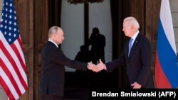 Орусиянын президенти Владимир Путин менен АКШ президенти Жо Байдендин учурашуусу. Женевадагы Вилла Ла-Гранжда өткөн АКШ-Орусия саммитинин алдында. 16-июнь, 2021-жыл. 