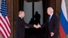 Путин и Бајден се ракуваат пред средбата во Женева. 