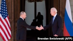 Путин и Бајден се ракуваат пред средбата во Женева. 