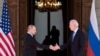 Президент Росії Володимир Путін вітається з президентом США Джо Байденом перед самітом на віллі «Ла-Ґранж» у швейцарській Женеві, 16 червня 2021 року
