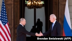 Vlagyimir Putyin orosz (balra) és Joe Biden amerikai elnök kézfogása a svájci Genfben 2021. június 16-án
