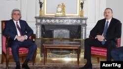 Armenian President Serzh Sarkisian (left) with his and Azerbaijani counterpart Ilham Aliyev in Bern on December 19. 