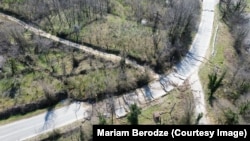 სოფლის დაბზარული გზა