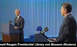 Рональд Рейган во время телевизионных дебатов с Джимми Картером 28 октября 1980 года