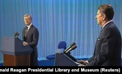 Дебати під час президентських виборів у США: ліворуч – Джиммі Картер, праворуч Рональд Рейган. 28 жовтня 1980 року