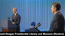 Președintele american, democratul Jimmy Carter și contracanditatul său, republicanul Ronald Reagan, în timpul unei dezbateri electorale, la 28 octombrie 1980. Ronald Reagan va câștiga.